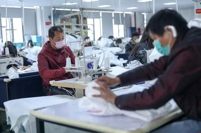 防護(hù)服緊缺？這家僅用了5天時(shí)間轉(zhuǎn)產(chǎn)防護(hù)服，日產(chǎn)量已達(dá)9000件