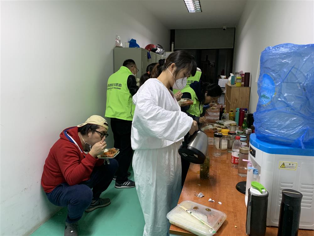 綠馬甲“浦東青年志愿者”，的一次晚班志愿服務(wù)