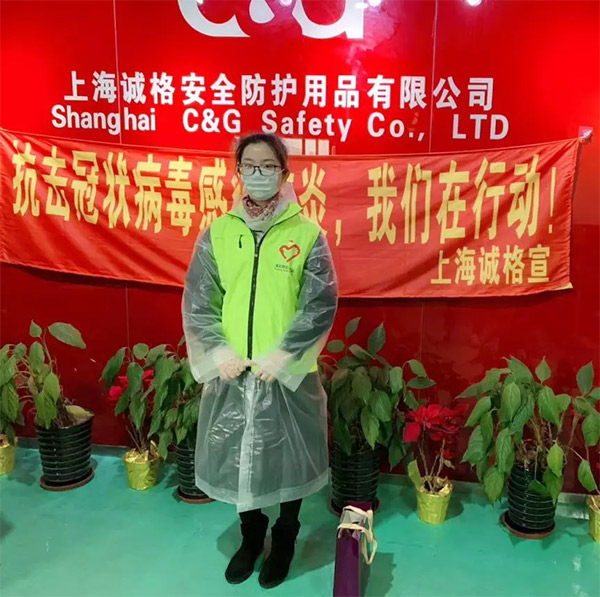 攜手戰(zhàn)“疫”，逆風而上，上海志愿者助力抗疫防護服生產(chǎn)
