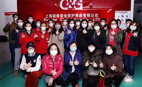 攜手戰(zhàn)“疫”，逆風而上，上海志愿者助力抗疫防護服生產(chǎn)
